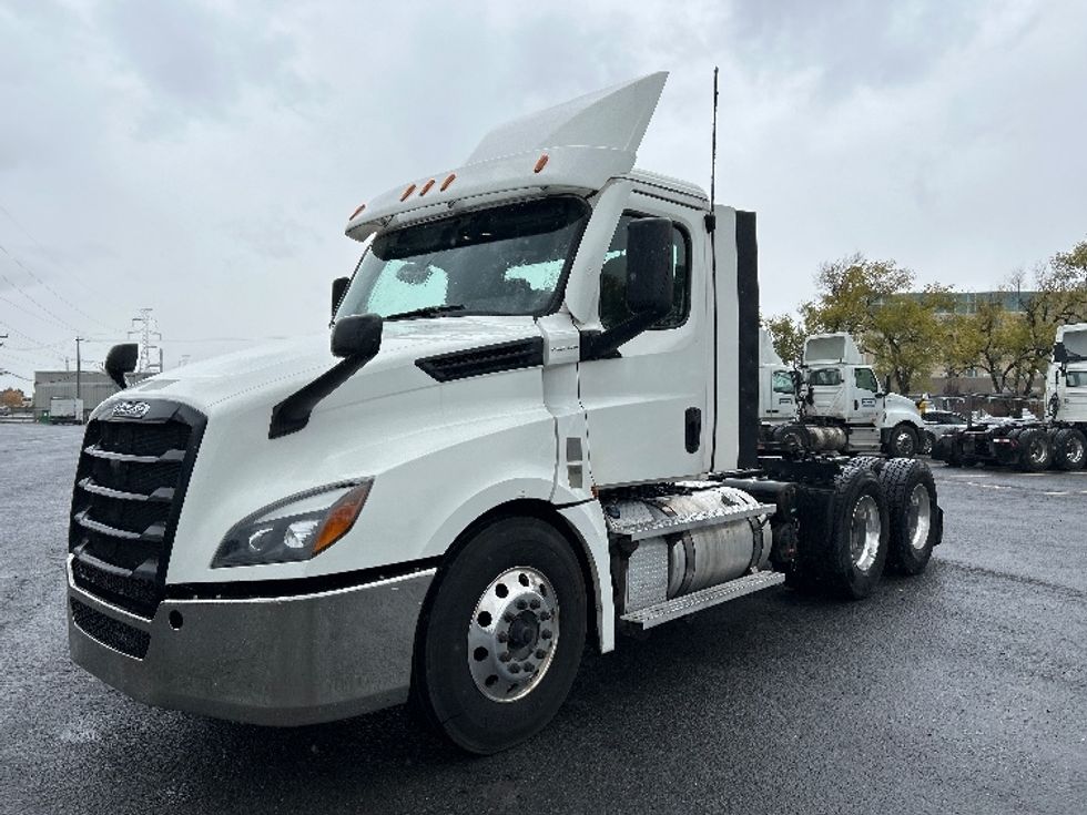 Day Cab Tractor-Heavy Duty Tractors-Freightliner-2021-T12664ST-Ste-Foy-PQ-898,999\n\t\tkm-$ 50,500 - Image 3