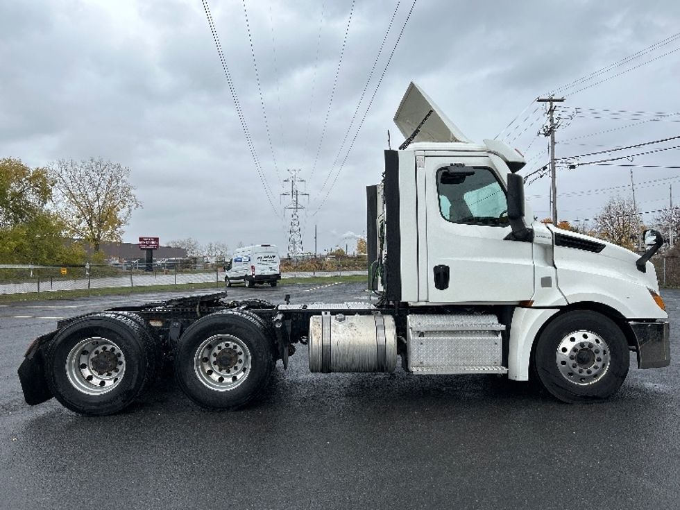 Day Cab Tractor-Heavy Duty Tractors-Freightliner-2021-T12664ST-Ste-Foy-PQ-898,999\n\t\tkm-$ 50,500 - Image 8