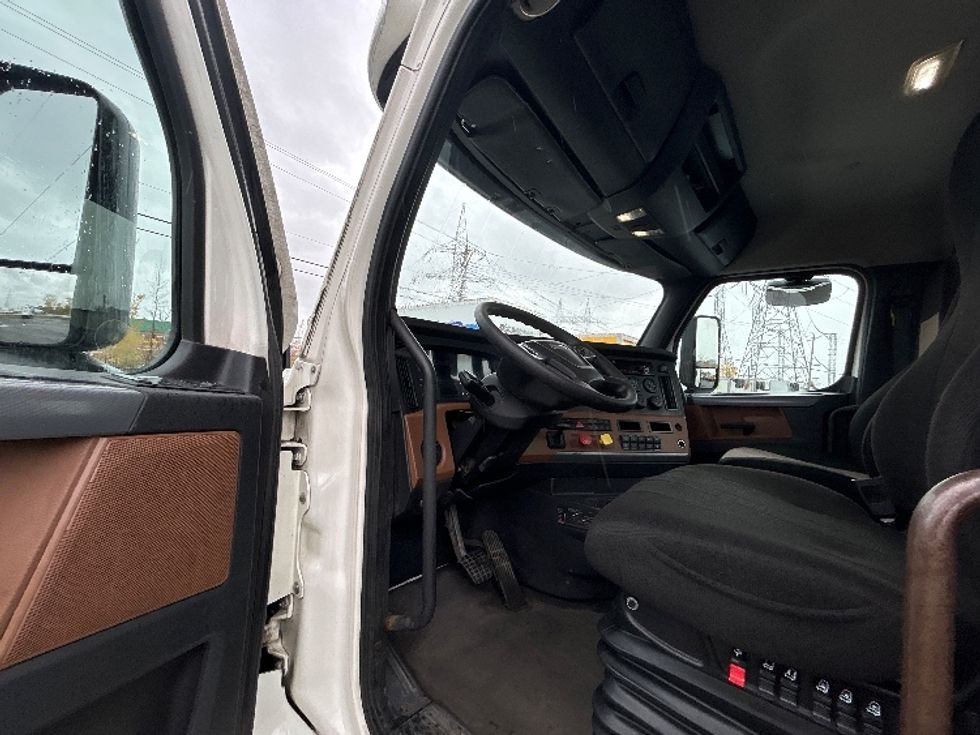 Day Cab Tractor-Heavy Duty Tractors-Freightliner-2021-T12664ST-Ste-Foy-PQ-898,999\n\t\tkm-$ 50,500 - Image 9