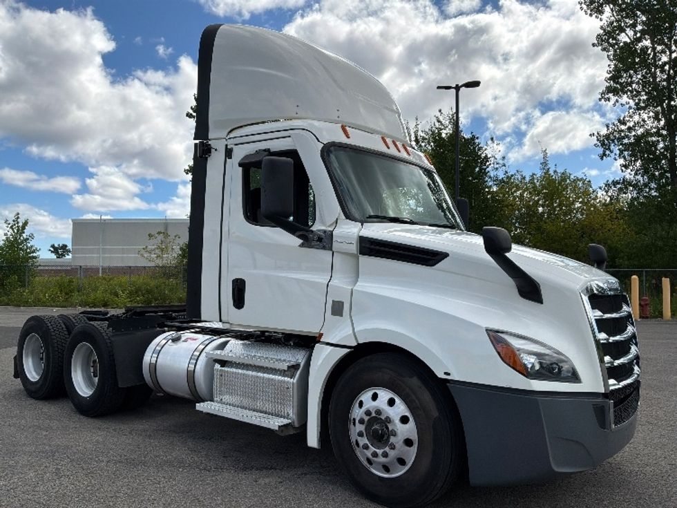 Day Cab Tractor-Heavy Duty Tractors-Freightliner-2021-T12664ST-Ste-Foy-PQ-899,146\n\t\tkm-$ 52,750 - Image 1