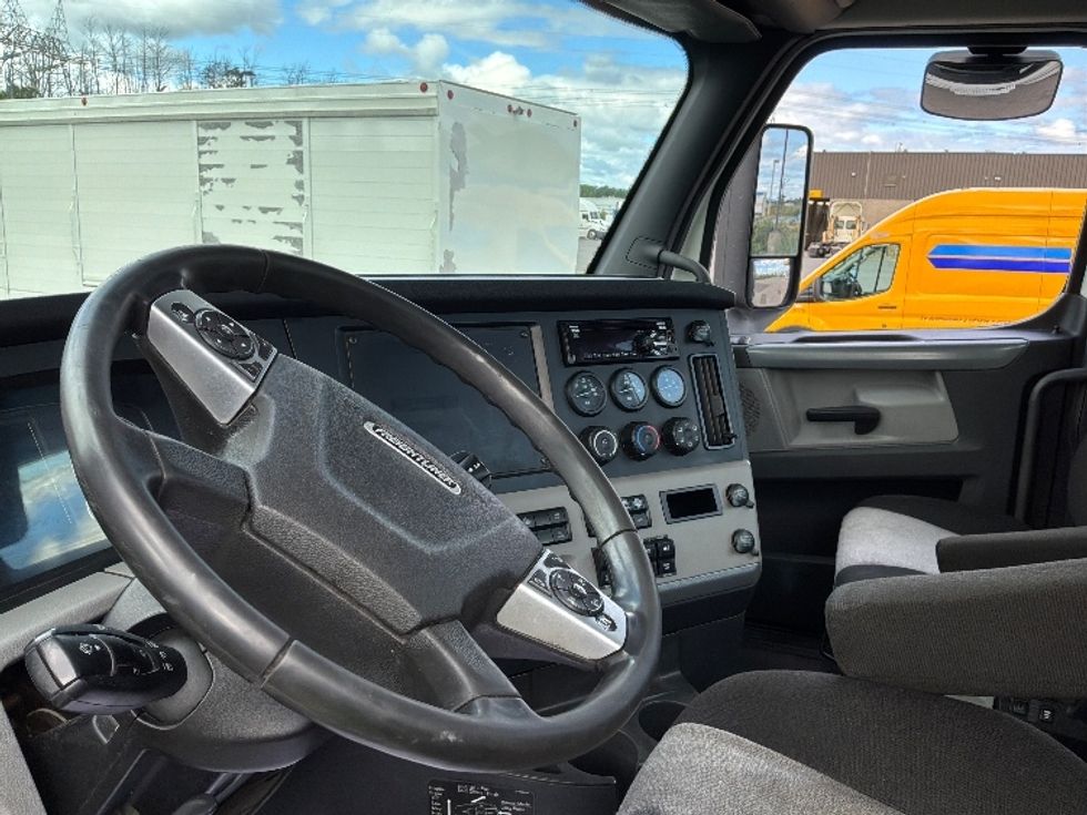 Day Cab Tractor-Heavy Duty Tractors-Freightliner-2021-T12664ST-Ste-Foy-PQ-899,146\n\t\tkm-$ 52,750 - Image 10