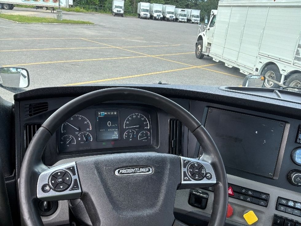 Day Cab Tractor-Heavy Duty Tractors-Freightliner-2021-T12664ST-Ste-Foy-PQ-899,146\n\t\tkm-$ 52,750 - Image 11