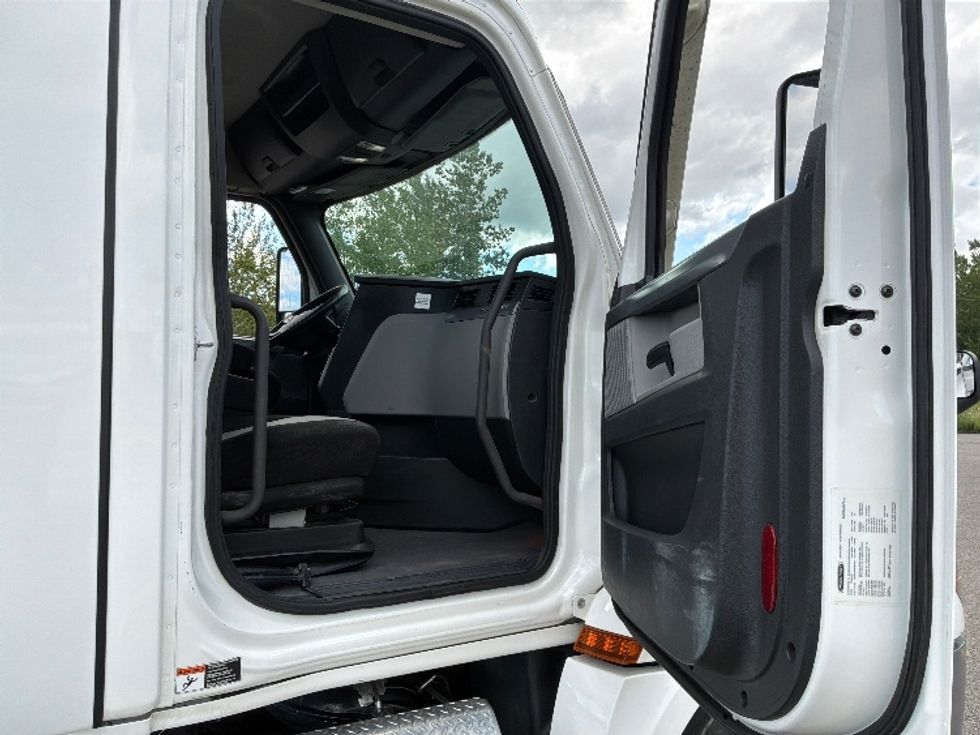 Day Cab Tractor-Heavy Duty Tractors-Freightliner-2021-T12664ST-Ste-Foy-PQ-899,146\n\t\tkm-$ 52,750 - Image 12