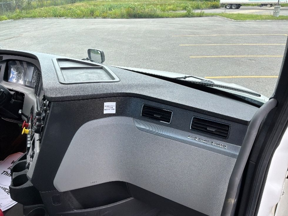Day Cab Tractor-Heavy Duty Tractors-Freightliner-2021-T12664ST-Ste-Foy-PQ-899,146\n\t\tkm-$ 52,750 - Image 13
