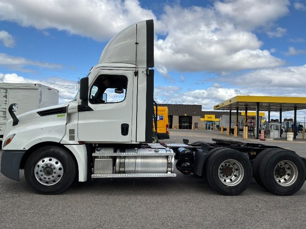 Day Cab Tractor-Heavy Duty Tractors-Freightliner-2021-T12664ST-Ste-Foy-PQ-899,146\n\t\tkm-$ 52,750 - Image 4