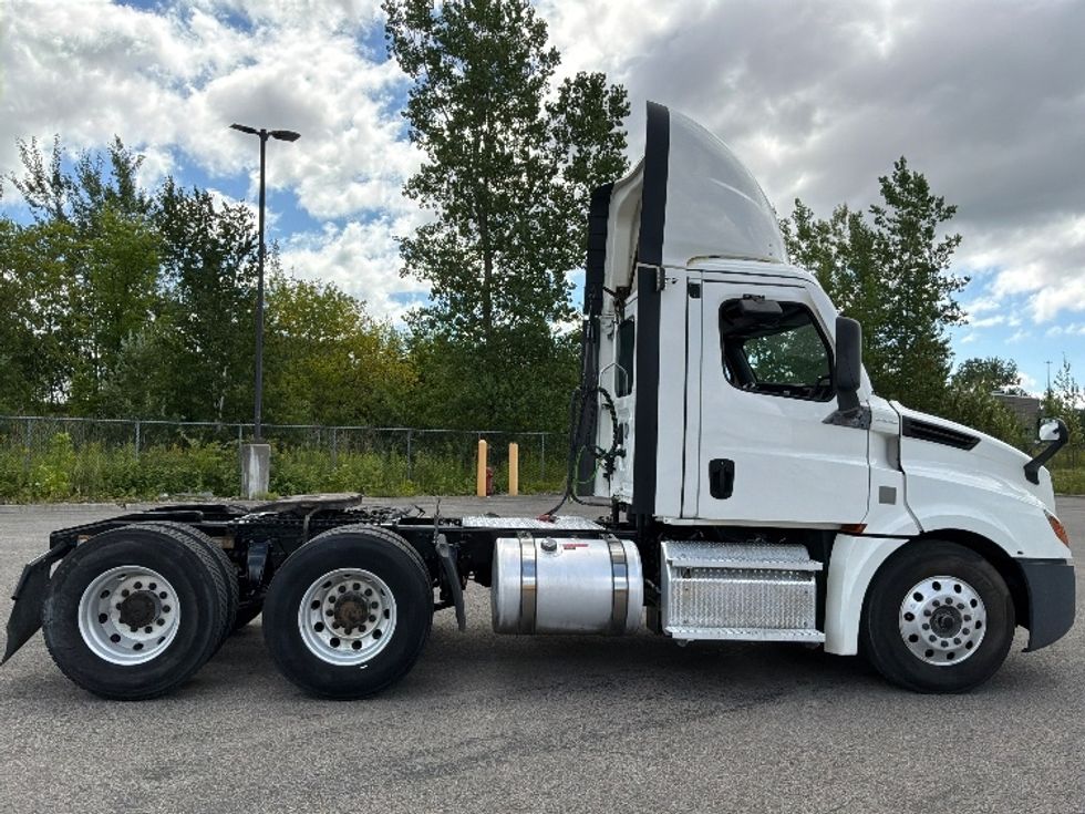Day Cab Tractor-Heavy Duty Tractors-Freightliner-2021-T12664ST-Ste-Foy-PQ-899,146\n\t\tkm-$ 52,750 - Image 8