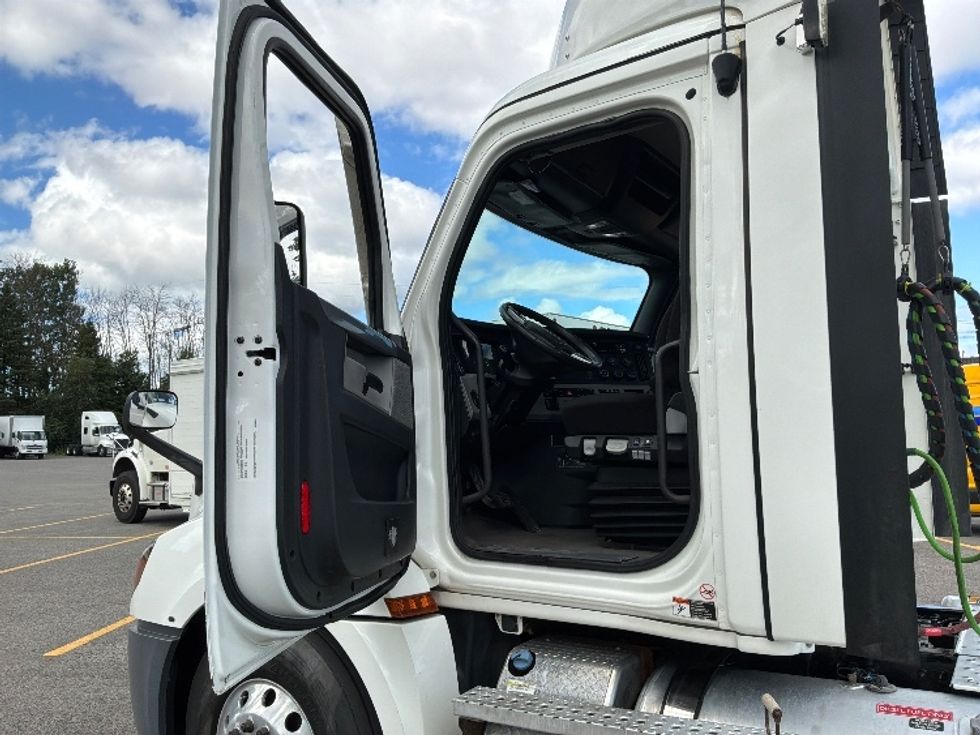 Day Cab Tractor-Heavy Duty Tractors-Freightliner-2021-T12664ST-Ste-Foy-PQ-899,146\n\t\tkm-$ 52,750 - Image 9