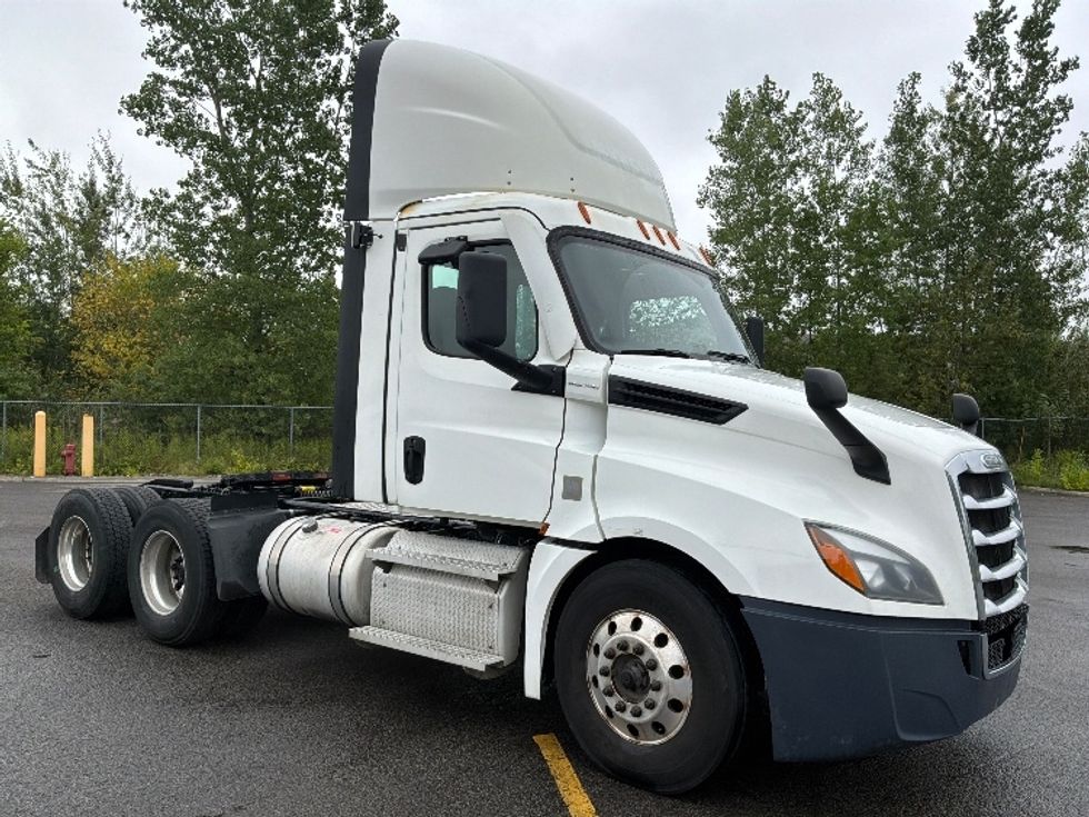 Day Cab Tractor-Heavy Duty Tractors-Freightliner-2021-T12664ST-Ste-Foy-PQ-913,574\n\t\tkm-$ 58,750 - Image 1