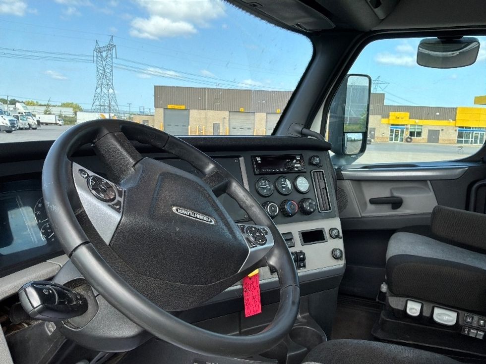 Day Cab Tractor-Heavy Duty Tractors-Freightliner-2021-T12664ST-Ste-Foy-PQ-913,574\n\t\tkm-$ 58,750 - Image 10