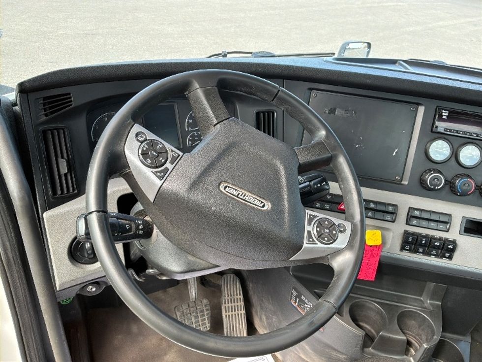 Day Cab Tractor-Heavy Duty Tractors-Freightliner-2021-T12664ST-Ste-Foy-PQ-913,574\n\t\tkm-$ 58,750 - Image 11
