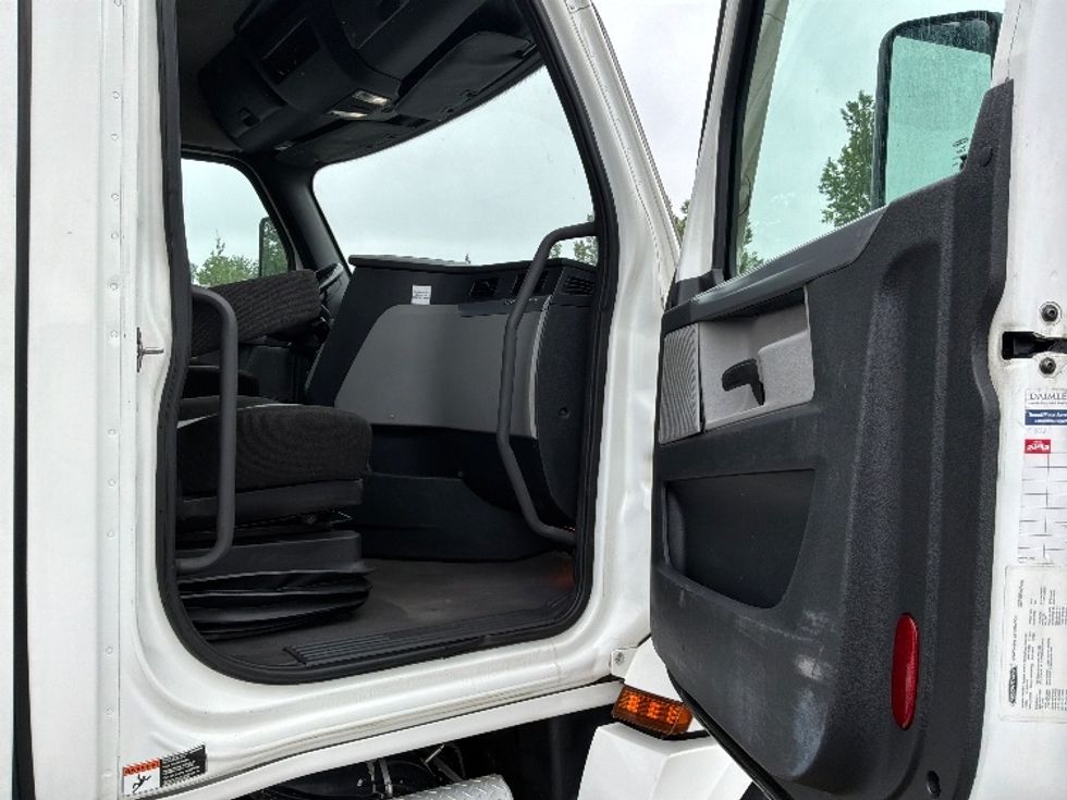 Day Cab Tractor-Heavy Duty Tractors-Freightliner-2021-T12664ST-Ste-Foy-PQ-913,574\n\t\tkm-$ 58,750 - Image 12