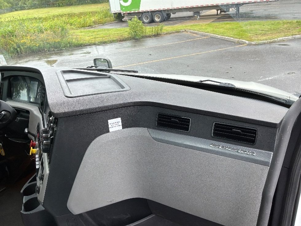 Day Cab Tractor-Heavy Duty Tractors-Freightliner-2021-T12664ST-Ste-Foy-PQ-913,574\n\t\tkm-$ 58,750 - Image 13