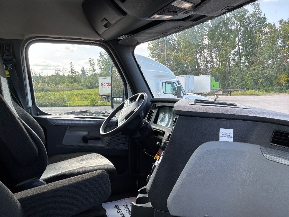 Day Cab Tractor-Heavy Duty Tractors-Freightliner-2021-T12664ST-Ste-Foy-PQ-913,574\n\t\tkm-$ 58,750 - Image 14