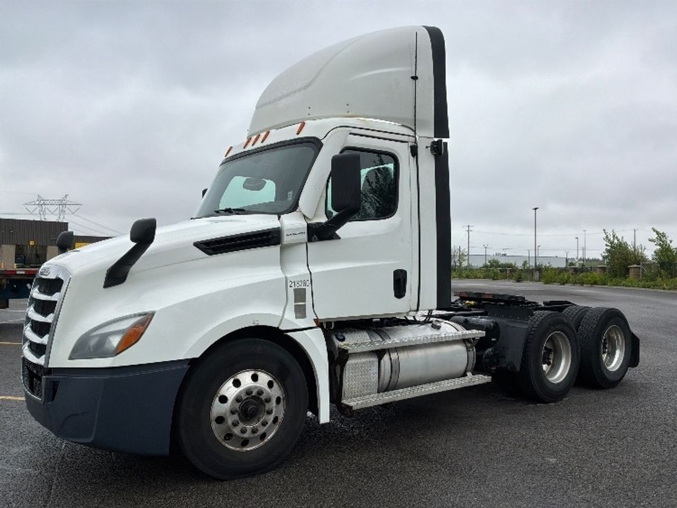 Day Cab Tractor-Heavy Duty Tractors-Freightliner-2021-T12664ST-Ste-Foy-PQ-913,574\n\t\tkm-$ 58,750 - Image 3
