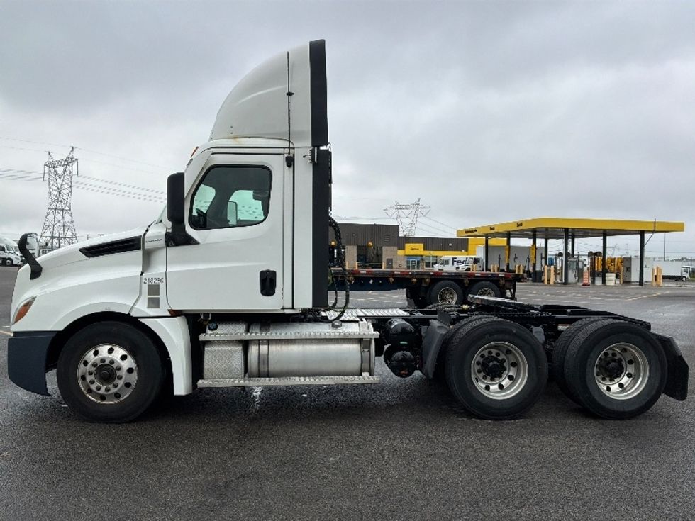 Day Cab Tractor-Heavy Duty Tractors-Freightliner-2021-T12664ST-Ste-Foy-PQ-913,574\n\t\tkm-$ 58,750 - Image 4