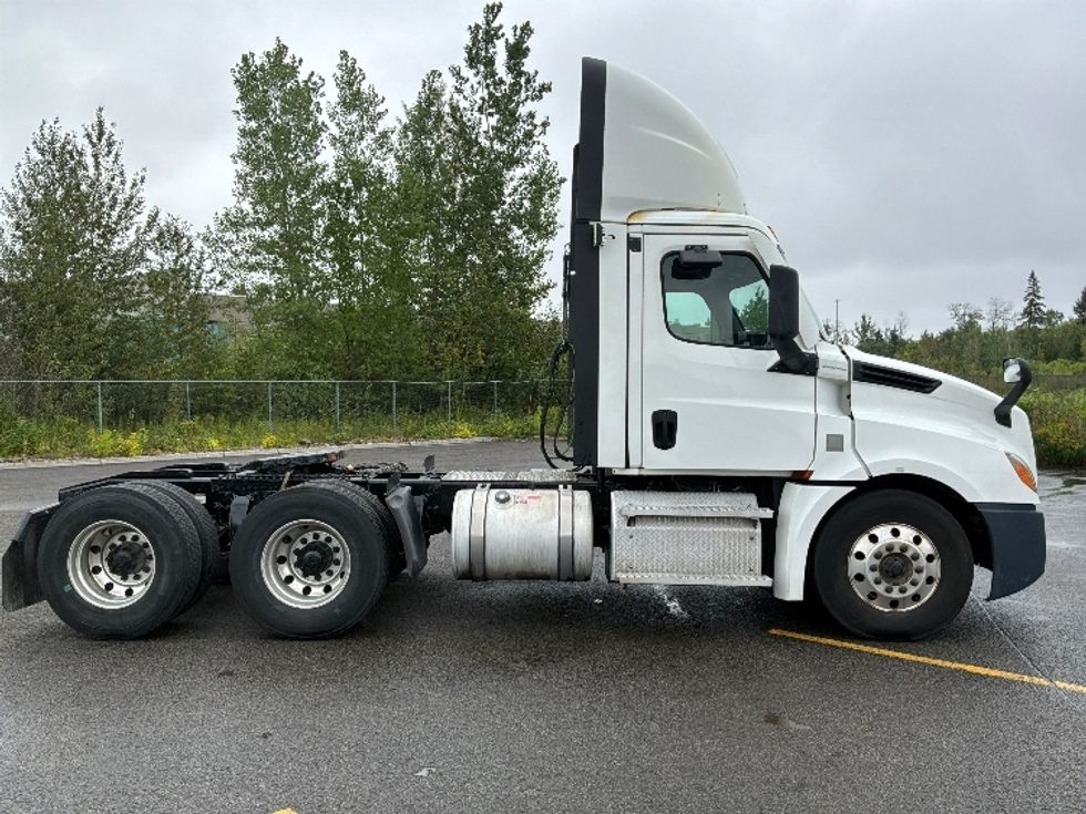 Day Cab Tractor-Heavy Duty Tractors-Freightliner-2021-T12664ST-Ste-Foy-PQ-913,574\n\t\tkm-$ 58,750 - Image 8