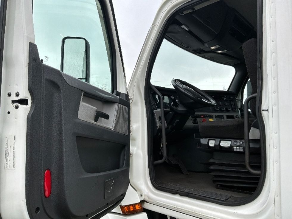 Day Cab Tractor-Heavy Duty Tractors-Freightliner-2021-T12664ST-Ste-Foy-PQ-913,574\n\t\tkm-$ 58,750 - Image 9