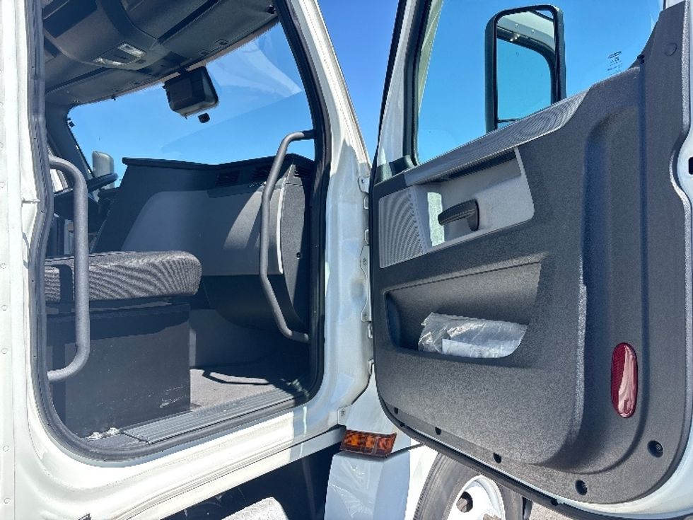 Day Cab Tractor-Heavy Duty Tractors-Freightliner-2021-T12664ST-Stockton-CA-191,983\n\t\tmiles-$ 75,750 - Image 12