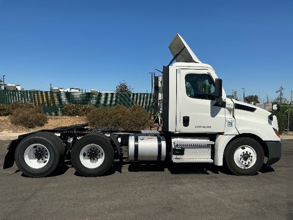 Day Cab Tractor-Heavy Duty Tractors-Freightliner-2021-T12664ST-Stockton-CA-191,983\n\t\tmiles-$ 75,750 - Image 8