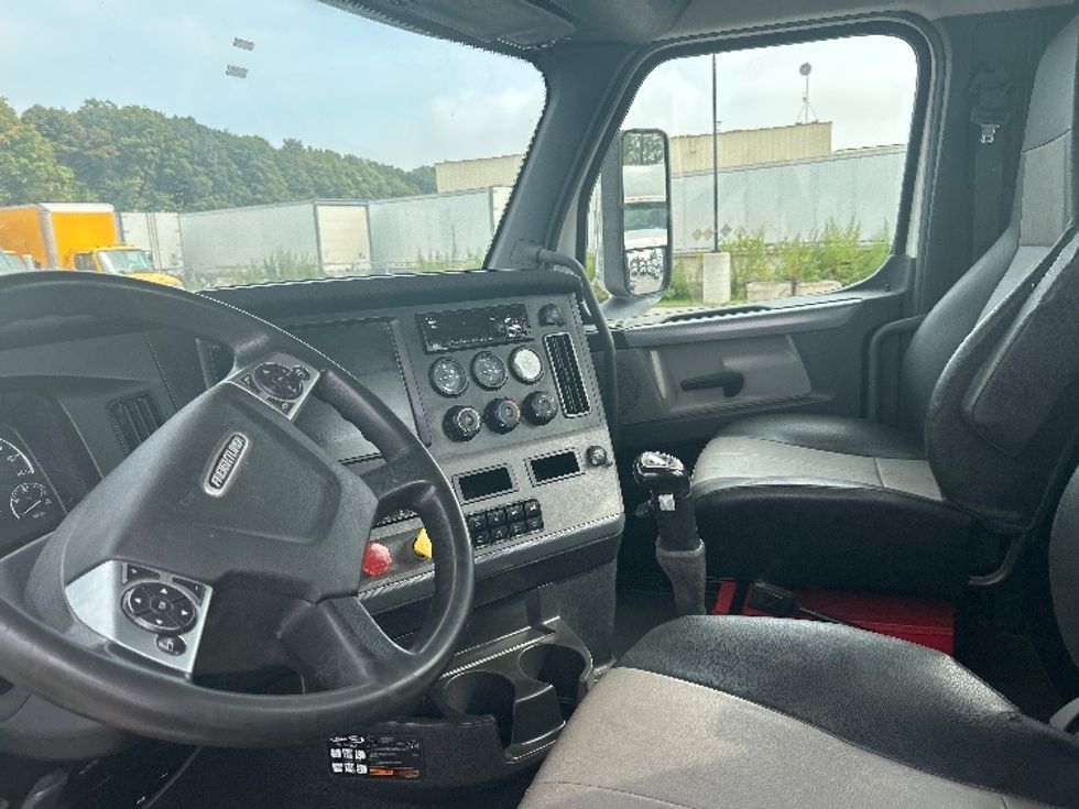 Day Cab Tractor-Heavy Duty Tractors-Freightliner-2021-T12664ST-Stoney Creek-ON-426,857\n\t\tkm-$ 87,750 - Image 10