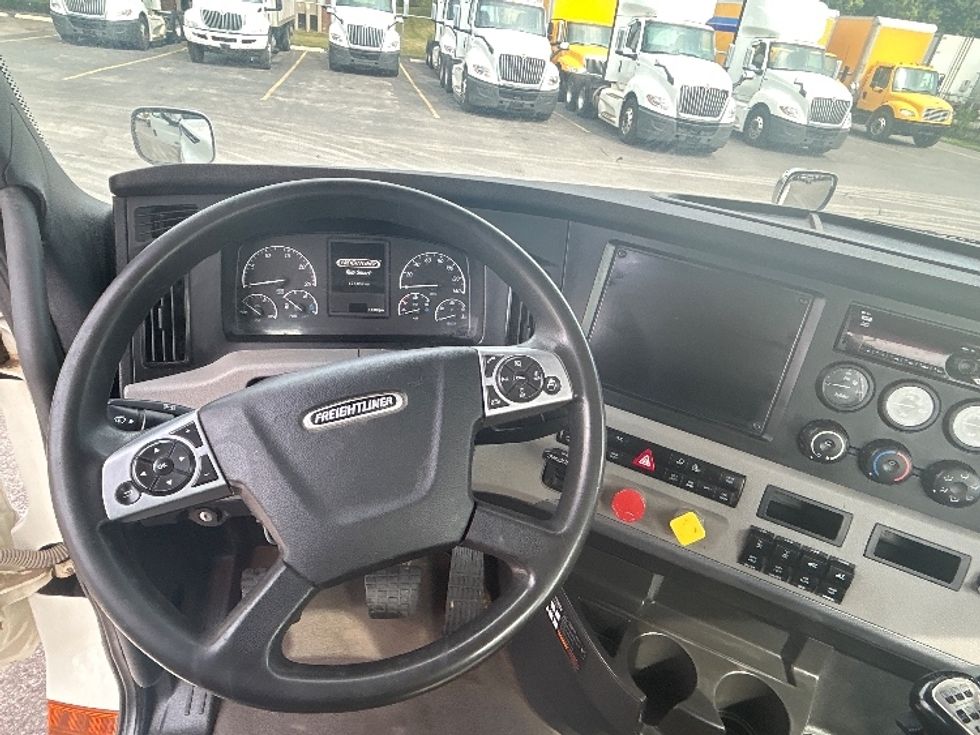 Day Cab Tractor-Heavy Duty Tractors-Freightliner-2021-T12664ST-Stoney Creek-ON-426,857\n\t\tkm-$ 87,750 - Image 11