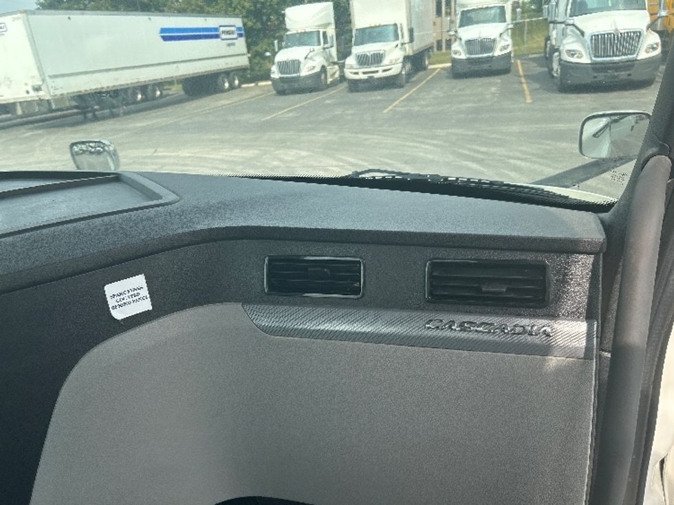 Day Cab Tractor-Heavy Duty Tractors-Freightliner-2021-T12664ST-Stoney Creek-ON-426,857\n\t\tkm-$ 87,750 - Image 13