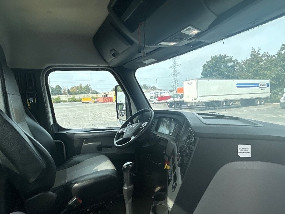 Day Cab Tractor-Heavy Duty Tractors-Freightliner-2021-T12664ST-Stoney Creek-ON-426,857\n\t\tkm-$ 87,750 - Image 14