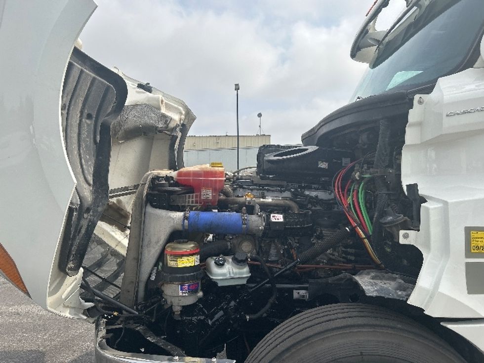 Day Cab Tractor-Heavy Duty Tractors-Freightliner-2021-T12664ST-Stoney Creek-ON-426,857\n\t\tkm-$ 87,750 - Image 16