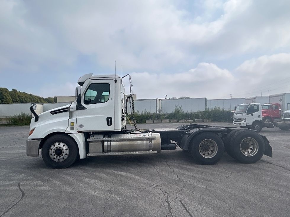 Day Cab Tractor-Heavy Duty Tractors-Freightliner-2021-T12664ST-Stoney Creek-ON-426,857\n\t\tkm-$ 87,750 - Image 4