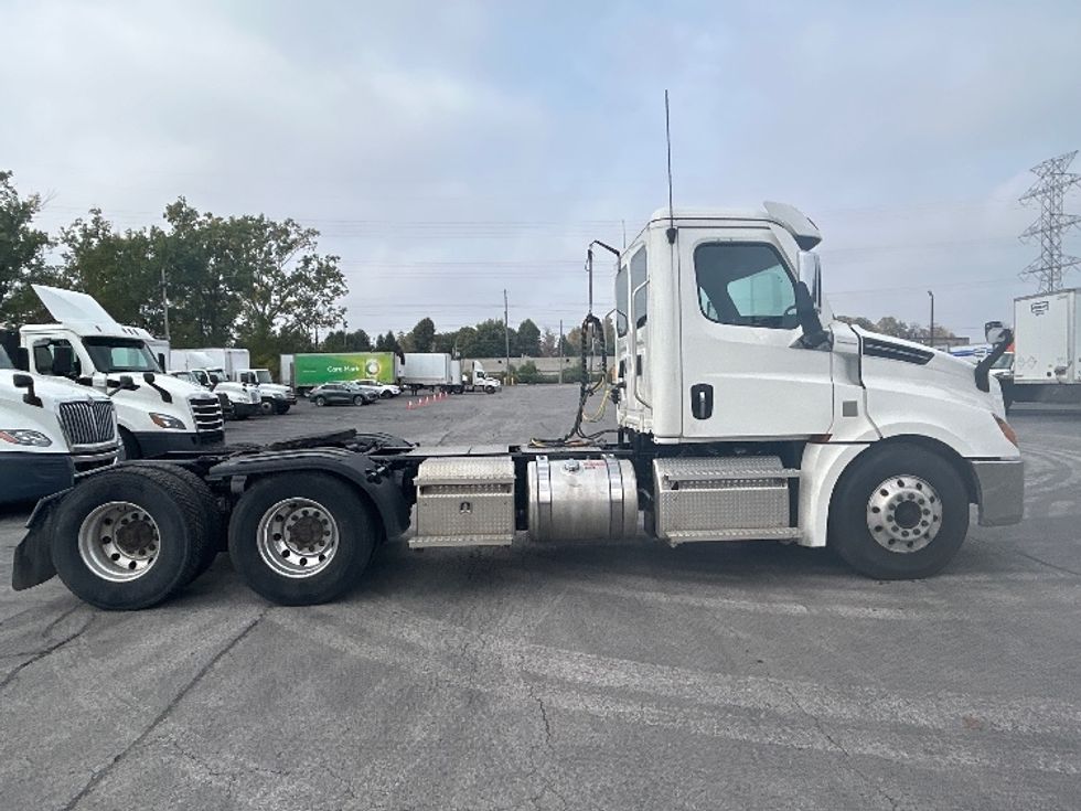 Day Cab Tractor-Heavy Duty Tractors-Freightliner-2021-T12664ST-Stoney Creek-ON-426,857\n\t\tkm-$ 87,750 - Image 8