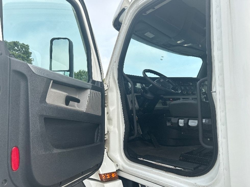 Day Cab Tractor-Heavy Duty Tractors-Freightliner-2021-T12664ST-Stoney Creek-ON-426,857\n\t\tkm-$ 87,750 - Image 9