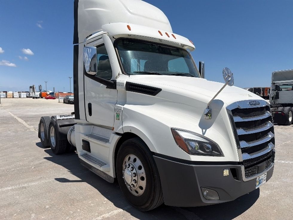 Day Cab Tractor-Heavy Duty Tractors-Freightliner-2021-T12664ST-Sturtevant-WI-239,733\n\t\tmiles-$ 66,750 - Image 1