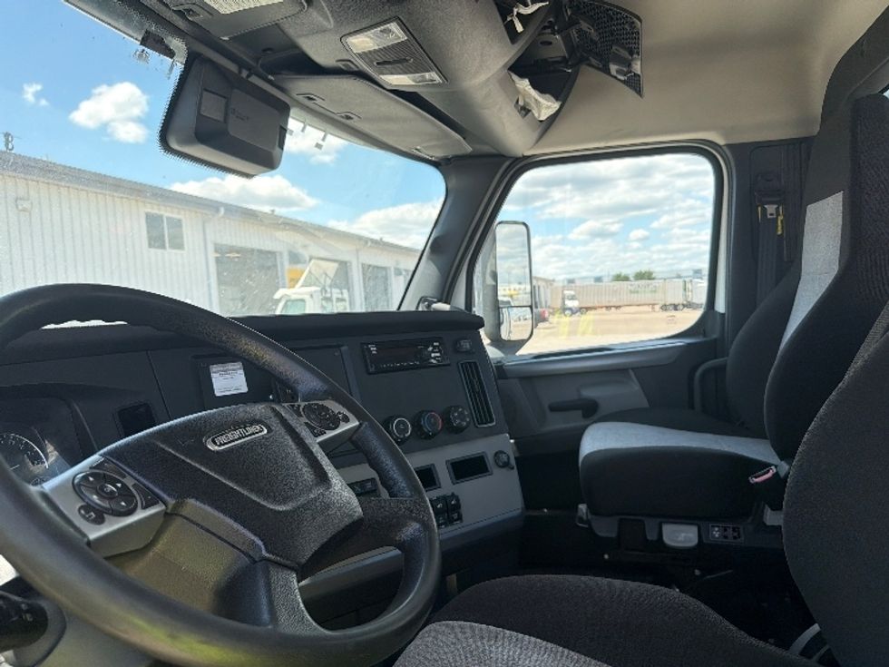 Day Cab Tractor-Heavy Duty Tractors-Freightliner-2021-T12664ST-Sturtevant-WI-239,733\n\t\tmiles-$ 66,750 - Image 10