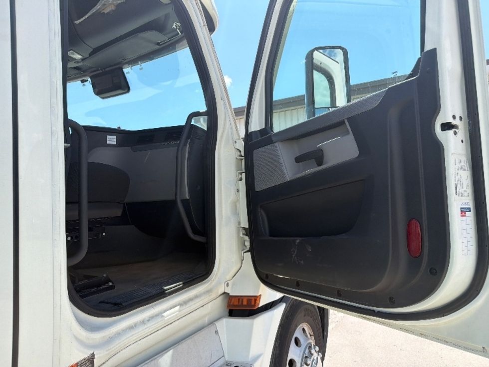 Day Cab Tractor-Heavy Duty Tractors-Freightliner-2021-T12664ST-Sturtevant-WI-239,733\n\t\tmiles-$ 66,750 - Image 12