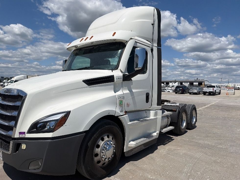 Day Cab Tractor-Heavy Duty Tractors-Freightliner-2021-T12664ST-Sturtevant-WI-239,733\n\t\tmiles-$ 66,750 - Image 3