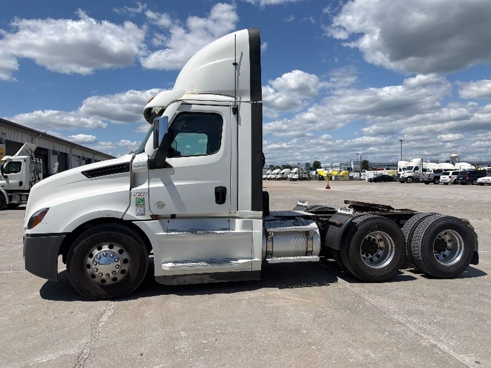 Day Cab Tractor-Heavy Duty Tractors-Freightliner-2021-T12664ST-Sturtevant-WI-239,733\n\t\tmiles-$ 66,750 - Image 4