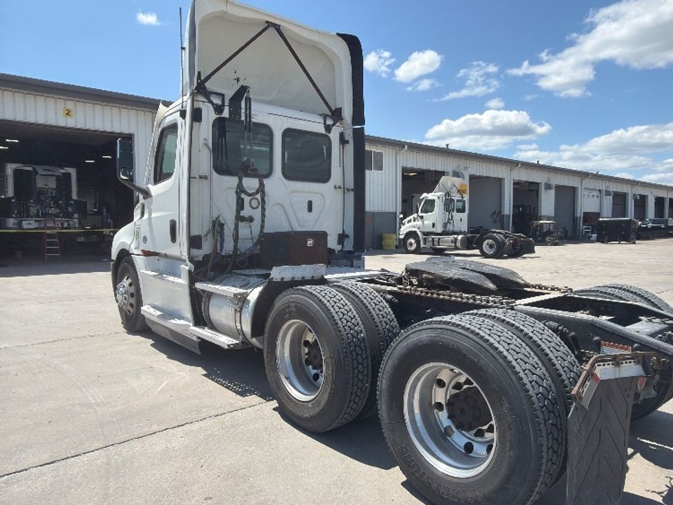 Day Cab Tractor-Heavy Duty Tractors-Freightliner-2021-T12664ST-Sturtevant-WI-239,733\n\t\tmiles-$ 66,750 - Image 5