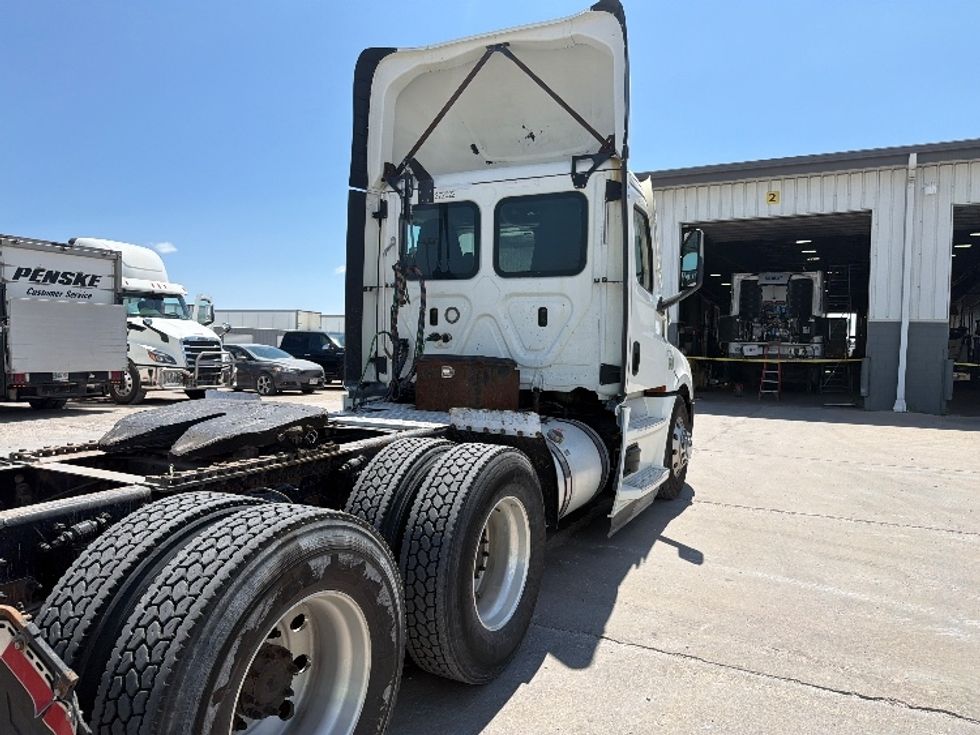 Day Cab Tractor-Heavy Duty Tractors-Freightliner-2021-T12664ST-Sturtevant-WI-239,733\n\t\tmiles-$ 66,750 - Image 7