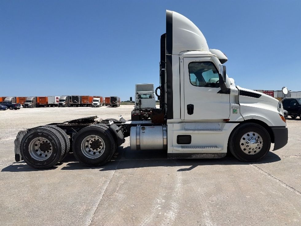 Day Cab Tractor-Heavy Duty Tractors-Freightliner-2021-T12664ST-Sturtevant-WI-239,733\n\t\tmiles-$ 66,750 - Image 8