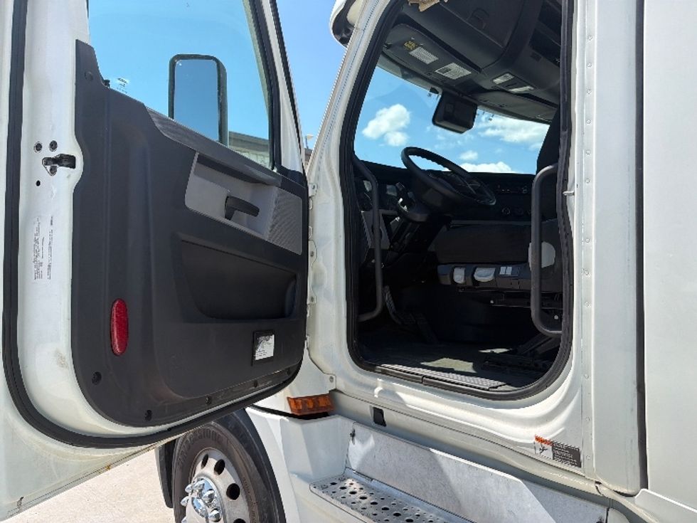 Day Cab Tractor-Heavy Duty Tractors-Freightliner-2021-T12664ST-Sturtevant-WI-239,733\n\t\tmiles-$ 66,750 - Image 9