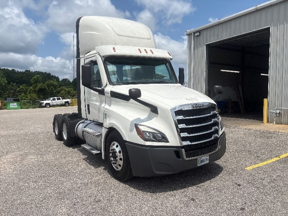 Day Cab Tractor-Heavy Duty Tractors-Freightliner-2021-T12664ST-Tallahassee-FL-590,811\n\t\tmiles-$ 39,500 - Image 1