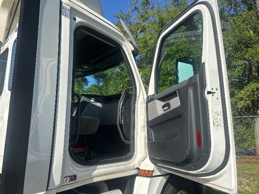 Day Cab Tractor-Heavy Duty Tractors-Freightliner-2021-T12664ST-Tallahassee-FL-590,811\n\t\tmiles-$ 39,500 - Image 12