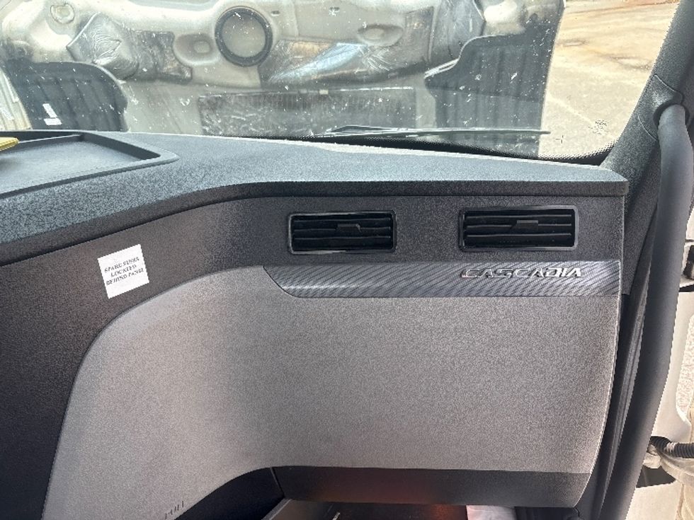 Day Cab Tractor-Heavy Duty Tractors-Freightliner-2021-T12664ST-Tallahassee-FL-590,811\n\t\tmiles-$ 39,500 - Image 13
