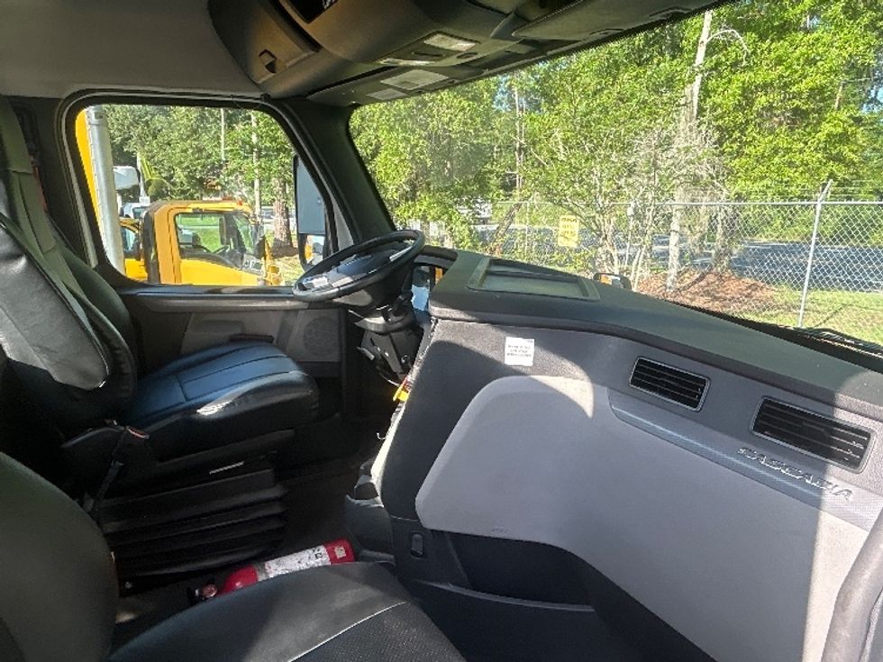 Day Cab Tractor-Heavy Duty Tractors-Freightliner-2021-T12664ST-Tallahassee-FL-590,811\n\t\tmiles-$ 39,500 - Image 14