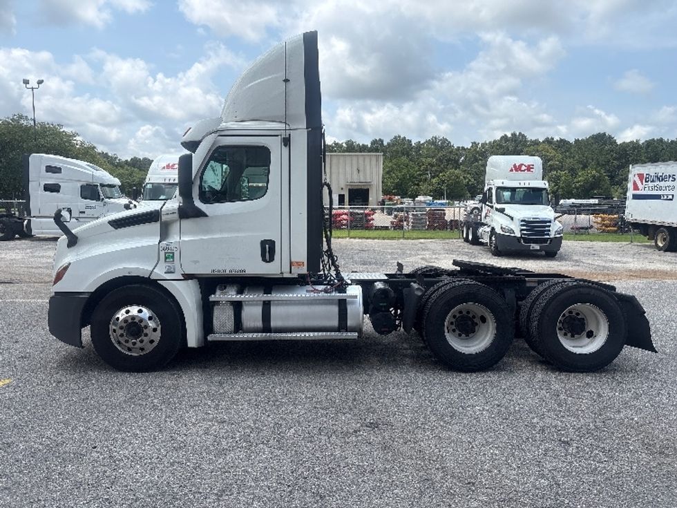 Day Cab Tractor-Heavy Duty Tractors-Freightliner-2021-T12664ST-Tallahassee-FL-590,811\n\t\tmiles-$ 39,500 - Image 4