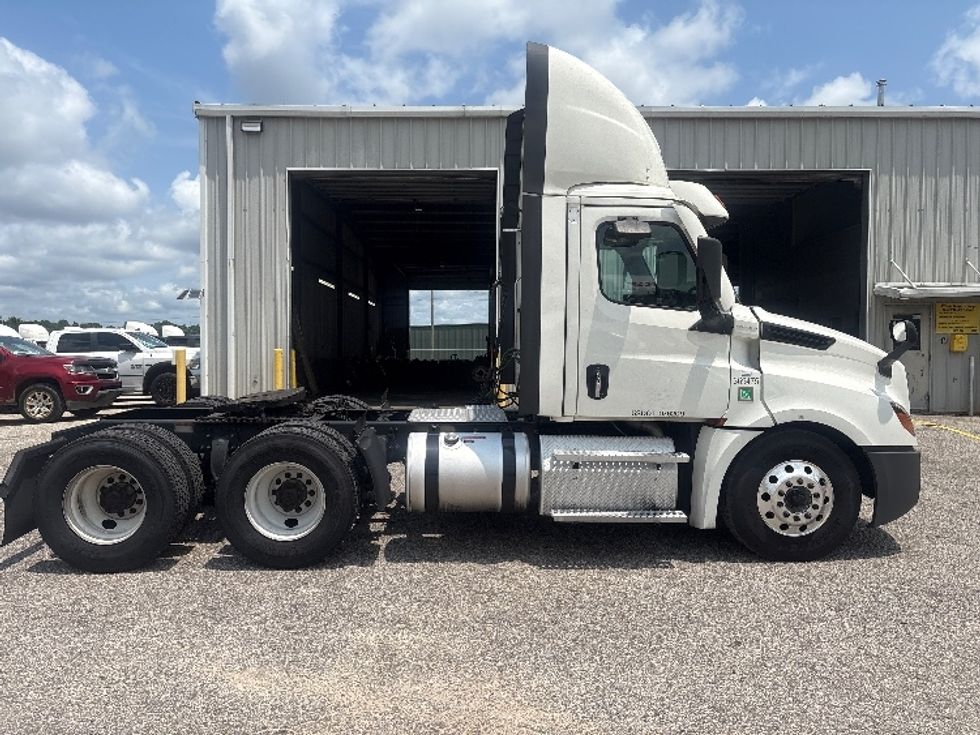 Day Cab Tractor-Heavy Duty Tractors-Freightliner-2021-T12664ST-Tallahassee-FL-590,811\n\t\tmiles-$ 39,500 - Image 8