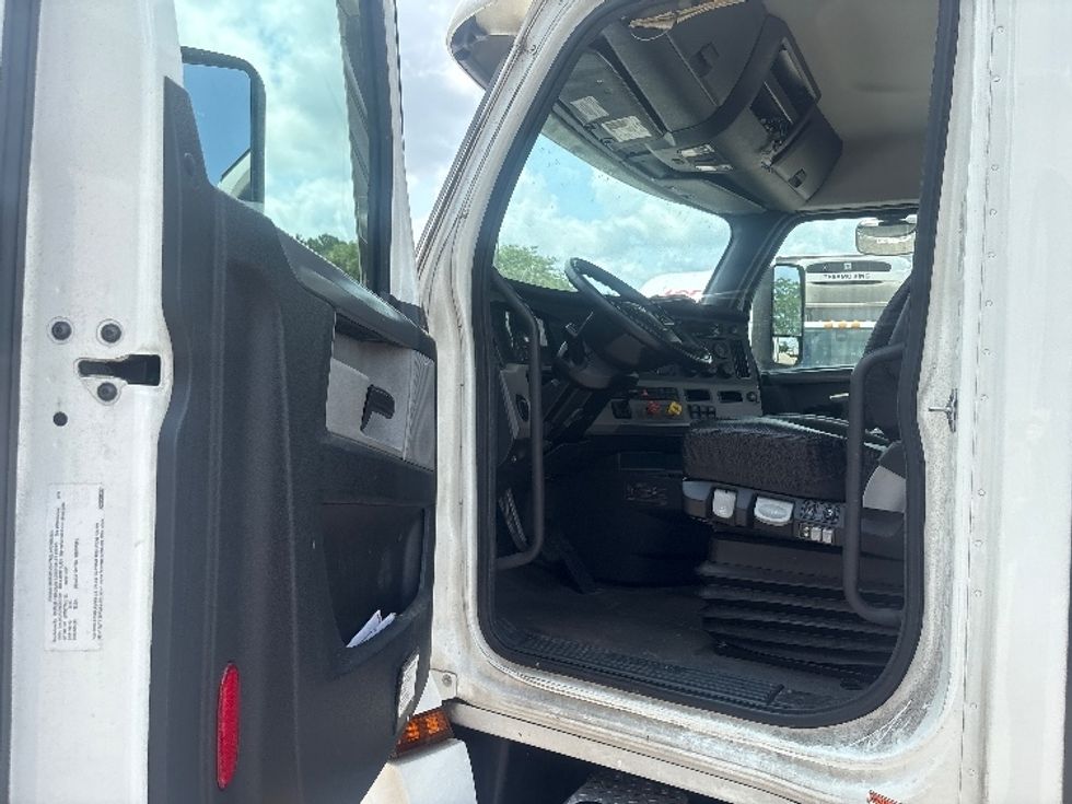 Day Cab Tractor-Heavy Duty Tractors-Freightliner-2021-T12664ST-Tallahassee-FL-590,811\n\t\tmiles-$ 39,500 - Image 9