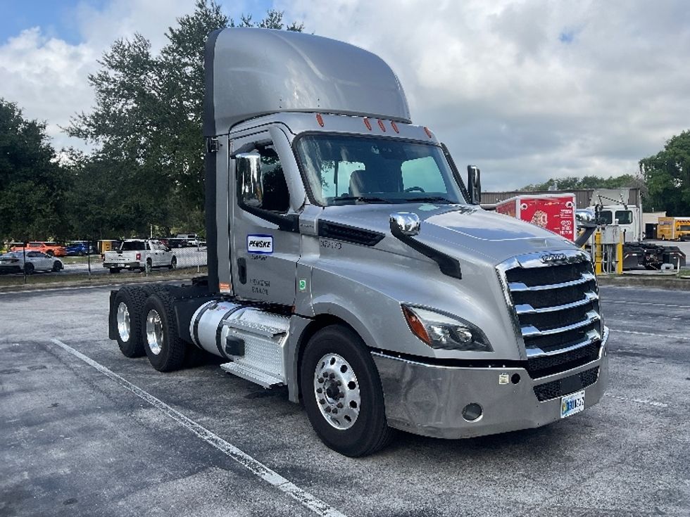 Day Cab Tractor-Heavy Duty Tractors-Freightliner-2021-T12664ST-Tampa-FL-189,572\n\t\tmiles-$ 72,500 - Image 1
