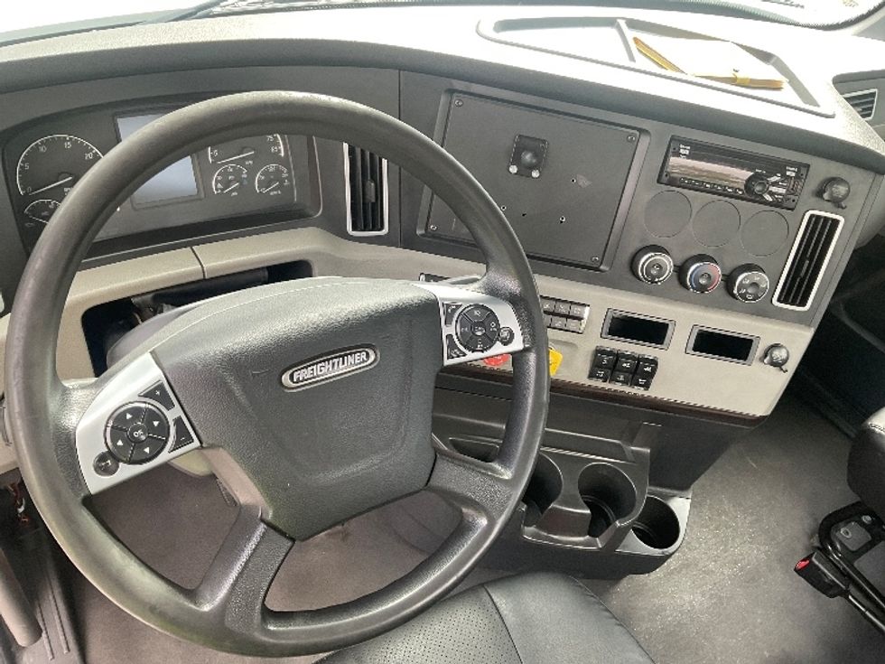 Day Cab Tractor-Heavy Duty Tractors-Freightliner-2021-T12664ST-Tampa-FL-189,572\n\t\tmiles-$ 72,500 - Image 11
