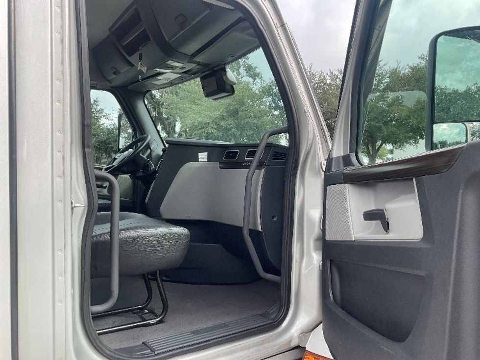 Day Cab Tractor-Heavy Duty Tractors-Freightliner-2021-T12664ST-Tampa-FL-189,572\n\t\tmiles-$ 72,500 - Image 12